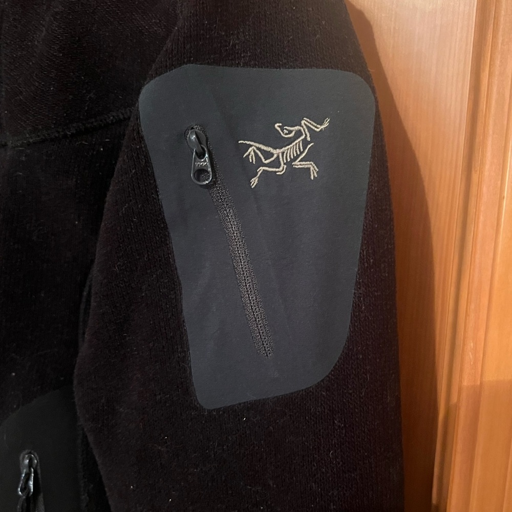 Arc’teryx women’s black fitted fleece jacket Size 38” runs small